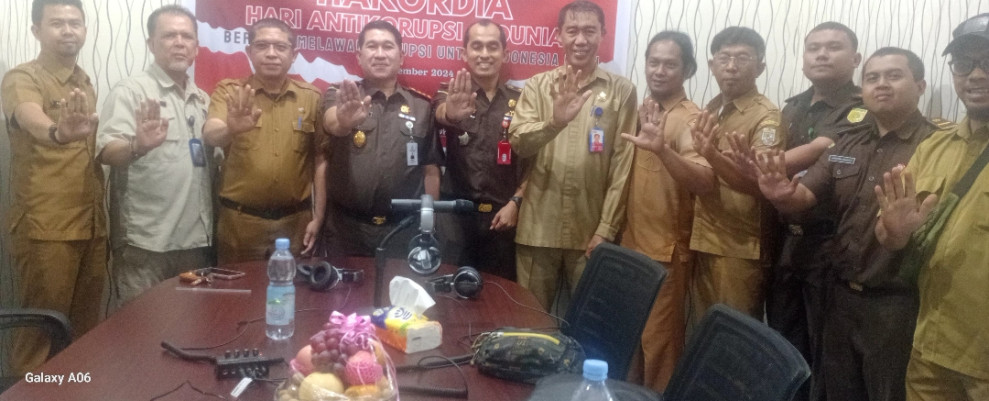 Peringati Hakordia 2024, Kajari Pelalawan Dialog Interaktif di Radio Suara Bono