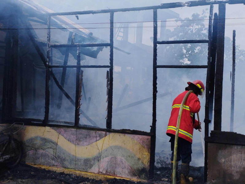 Empat Rumah Kontrakan di Jalan Ambisi Pangkalan Kerinci Ludes Terbakar