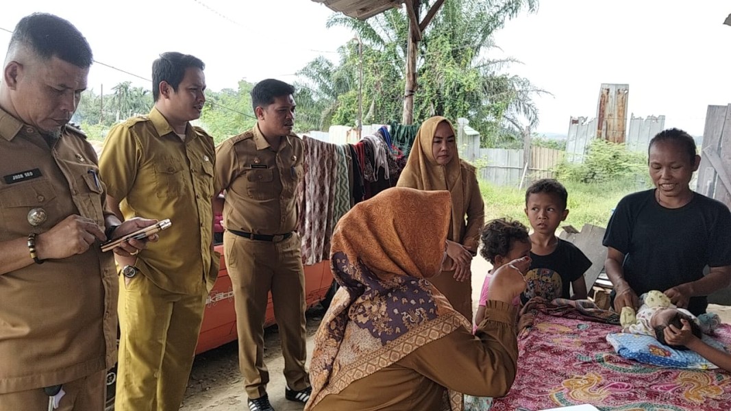 Kunjungi Balita Gizi Buruk, Camat Pangkalan Kerinci Imbau Masyarakat Untuk Rutin Periksakan Anak Ke POSYANDU