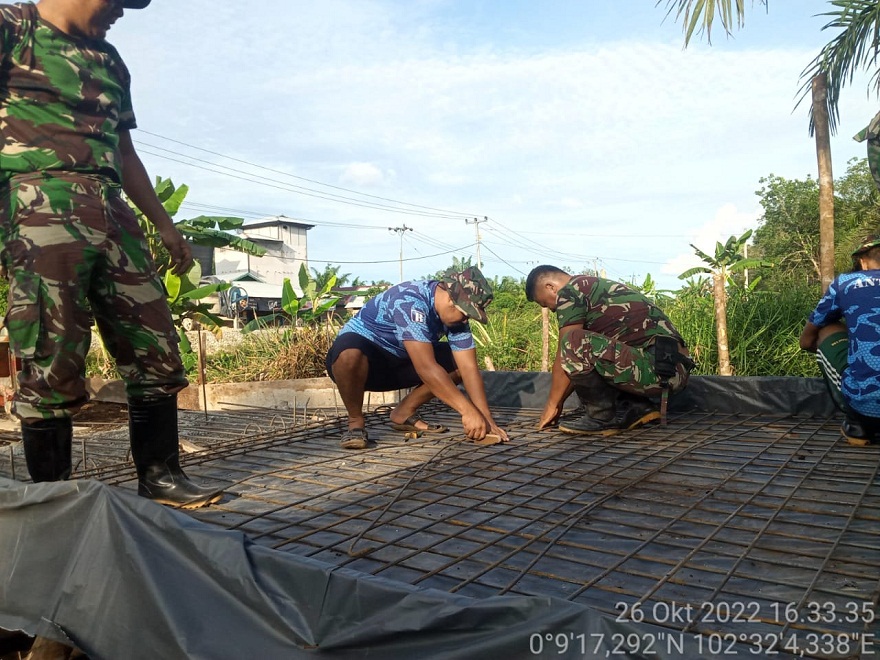 Satgas TMMD Ke-115 Kodim 0313/KPR lanjutkan Rangkai Besi Cor Lantai Jembatan