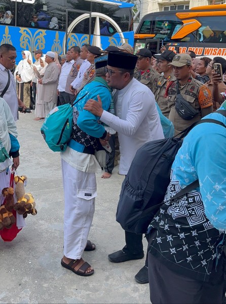 Tangis Haru Sambut Kepulangan 223 Jamaah Haji Pelalawan, Bupati Zukri: Semoga Menjadi Haji Mabrur