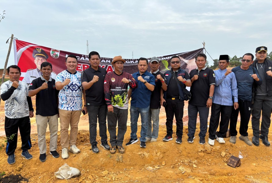 Forum RT Pangkalan Kerinci Bersama 3 Kelurahan Kompak Hijaukan TPU Kilometer 55 Pangkalan Kerinci