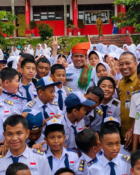 H Zukri Serahkan Secara  Bantuan Perlengkapan Sekolah Untuk Anak Yatim