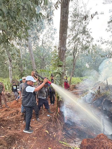 Bupati Zukri dan Kapolres Pelalawan Turun Langsung Kawal Karhutla di Kerumutan, Bertahan hingga Malam