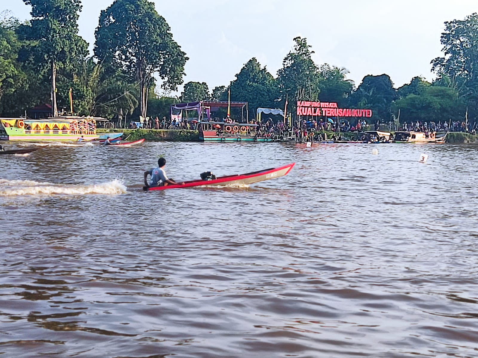 Warga Pelalawan Berbondong-bondong Saksikan Pacu Robin di Desa Kuala Terusan