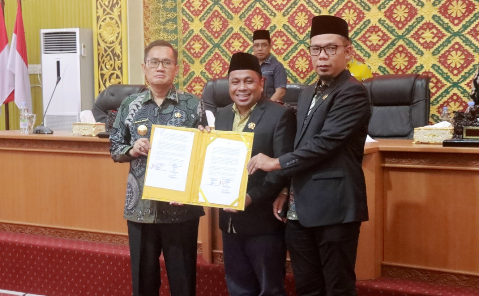 Bersama Pimpinan DPRD, Pjs Bupati Pelalawan  Tandatangani Nota KUPA dan PPAS-APBD P 2024