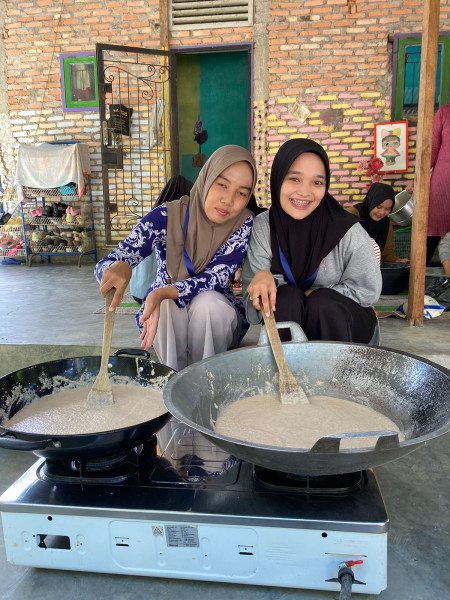 Dodol Salak Khas Kuliner Desa Sari Mulya Dikembangkan Mahasiswa KKN UIN Suska Riau