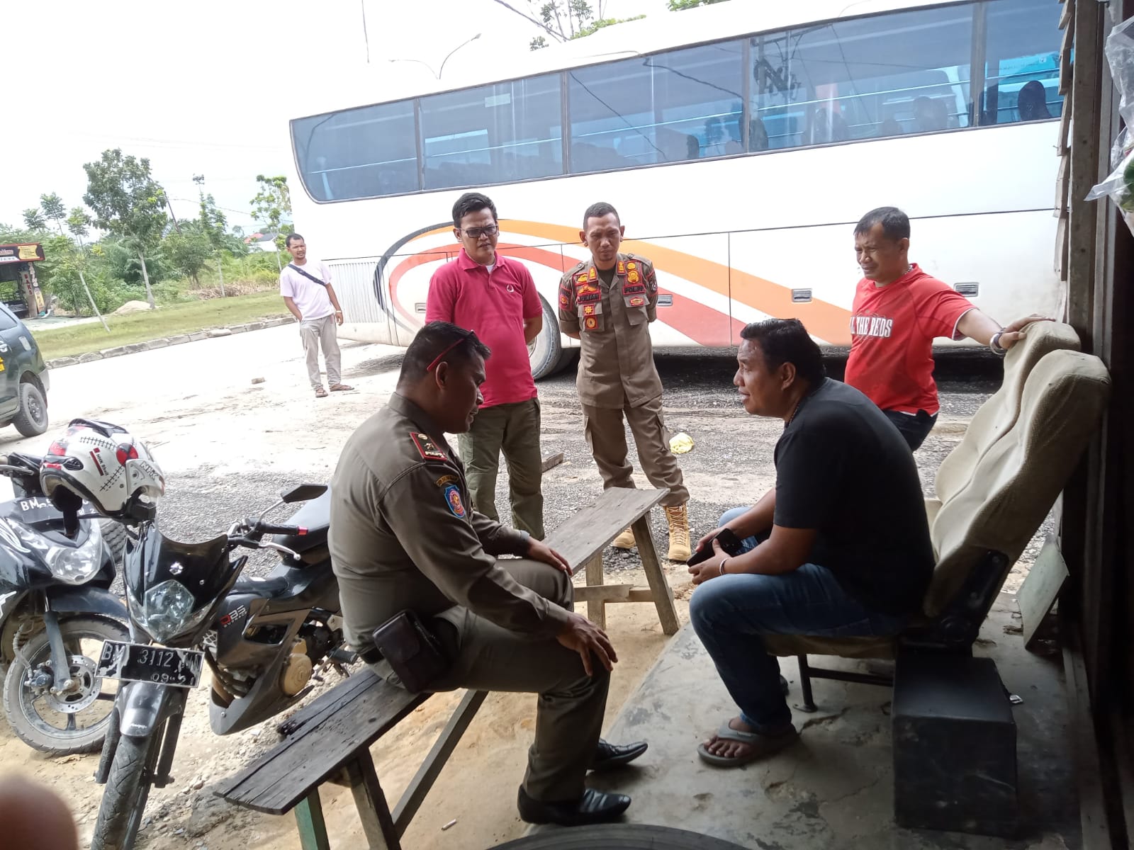 Untuk Hari Ini, Bus Kontraktor PT RAPP yang Parkir Sembarangan Mulai Tertib