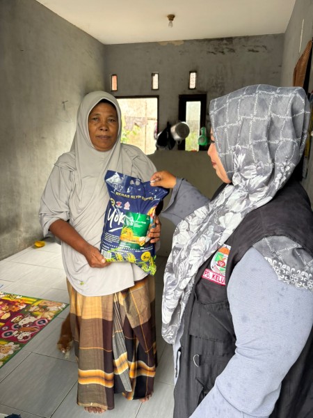 Meski Diguyur Hujan, Pendamping Siaga Salurkan Zakat Fitrah Baznas Pelalawan ke Mustahik di Pangkalan Kerinci