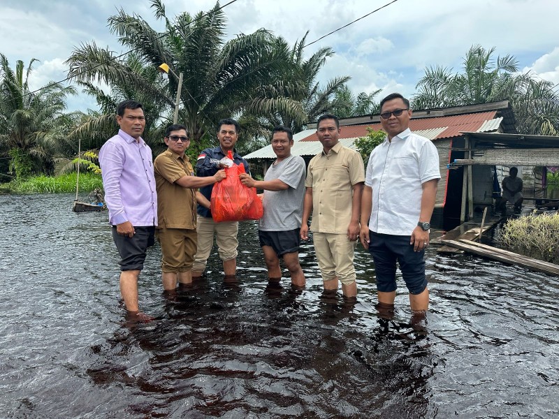 Didampingi 3 Anggota DPRD Pelalawan, Camat Kerumutan Berikan Bantuan Sembako Warga Terdampak Banjir