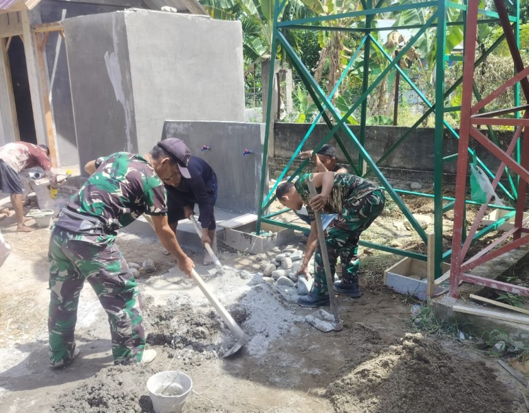 Pengecoran Tiang Tandon Air TMMD ke-129 di Blang Cot Dikerjakan Satgas dan Warga