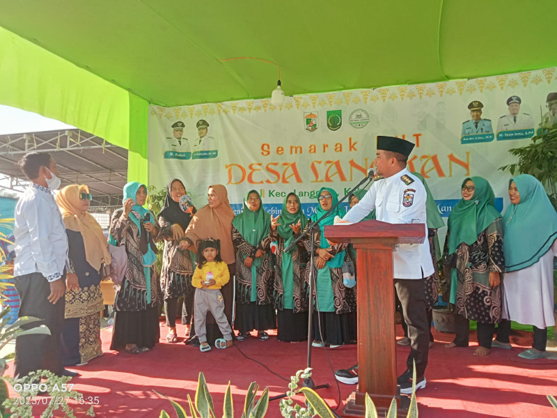 Disambut Ratusan Masyarakat, Bupati H Zukri Serahkan Bantuan POM Mini di HUT Desa Langkan