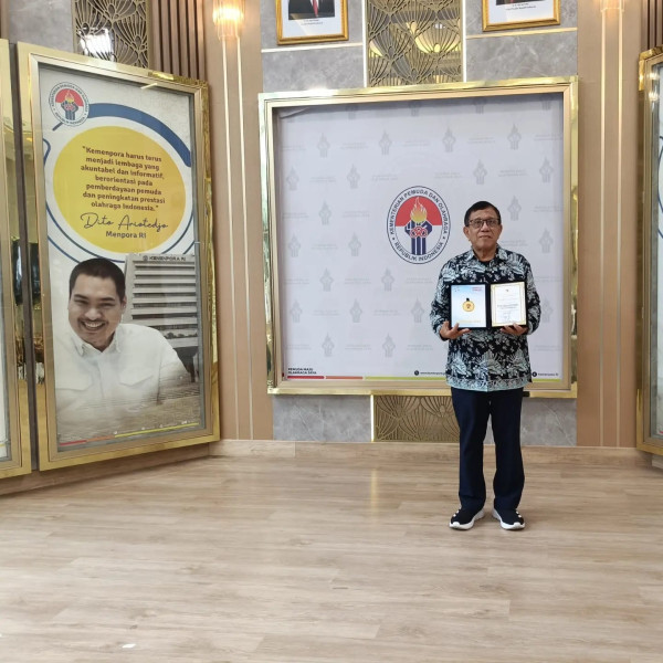 Ketua Umum PWI Pusat, Hendry Ch Bangun Terima Penghargaan dari Kemenpora