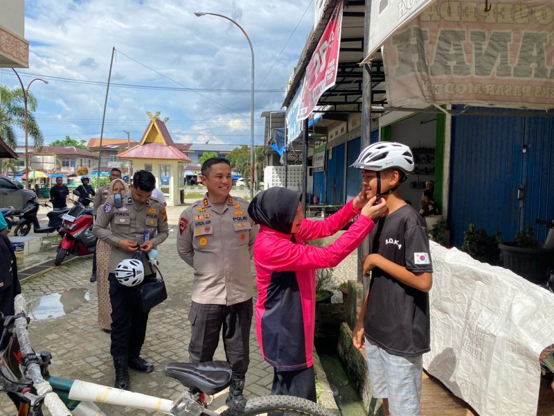 Berbagi Kebahagiaan, Kapolres Pelalawan Santuni Anak Yatim dan Berikan Bantuan Sepeda di Sorek Satu