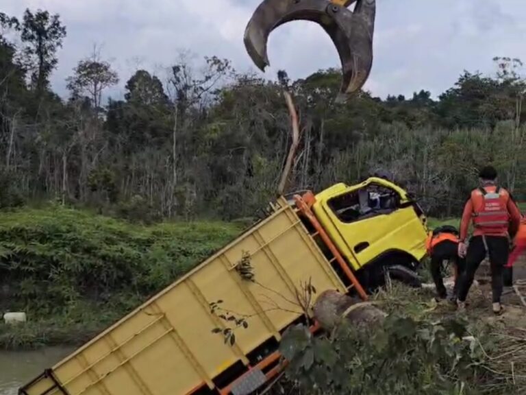 Truk Colt Diesel Bawak Penumpang 32 Orang Terjun Ke Sungai Segati, Ini Penjelasan Pihak PT NWR