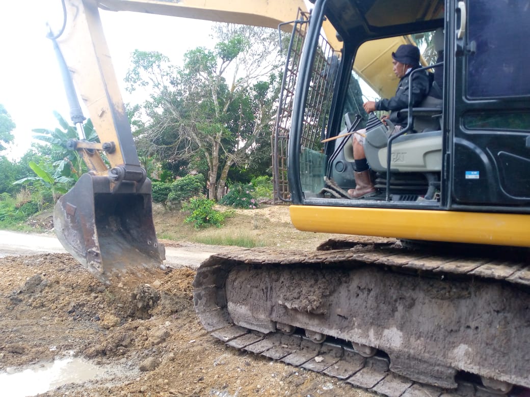 Dewan Pelalawan ini Gandeng PT Gandahera Hendana Perbaikki Jalan Rusak di Dusun Air Kuning