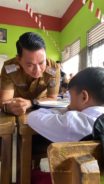 Pastikan Program MBG Presiden Berjalan Baik, Wabup H Husni Tamrin SH Tinjau Langsung ke Sekolah