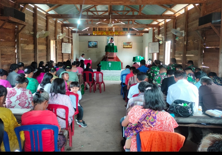 Anggota Satgas TMMD Ke-115 Kodim 0313/KPR Ibadah Bersama Masyarakat Di Gereja HKBP Estomihi