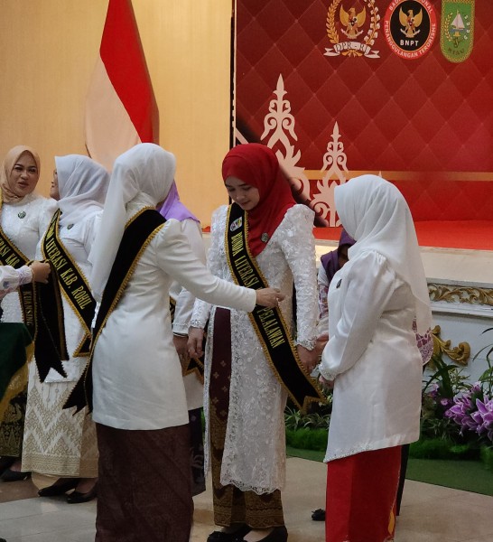 Sella Pitaloka Zukri SAP MSi Dikukuhkan Sebagai Bunda Literasi dan Bunda PAUD Kabupaten Pelalawan