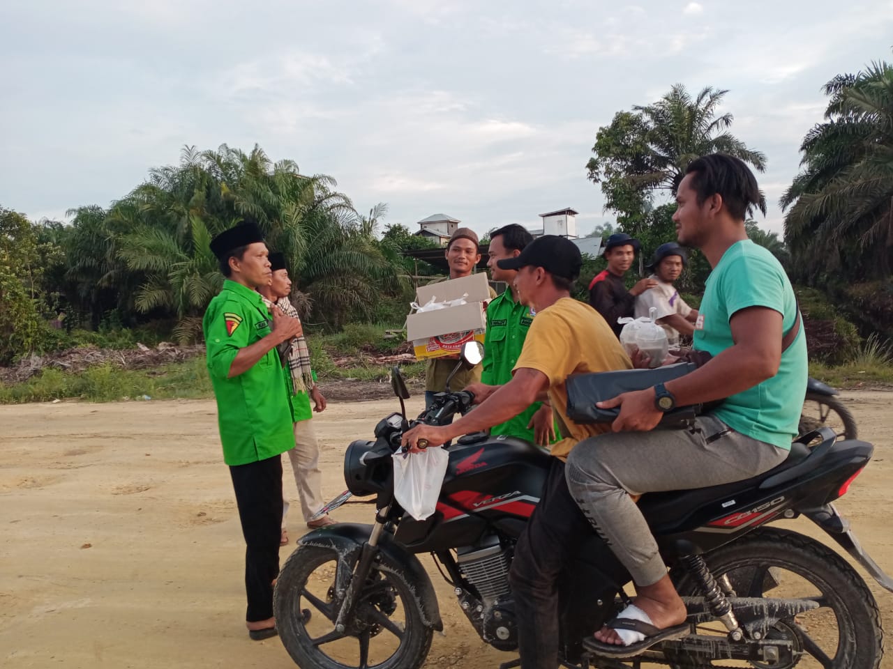 Mencari Berkah Ramadhan, RMB-LHMR Kecamatan Teluk Meranti Bagi-bagi Takjil