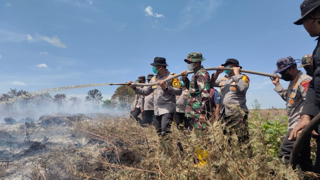 Polisi-TNI-BPBD Berjibaku Padamkan Karhutla di Rokan Hilir
