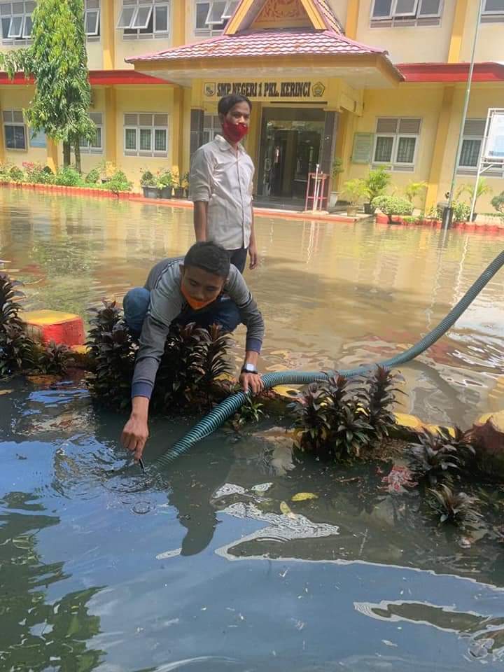 Banjir Melanda Pangkalan Kerinci, Mulai Rumah Hingga Bangunan Sekolah Terendam Air