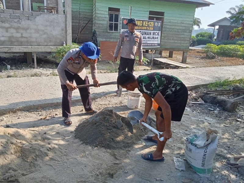 TMMD ke-129 Kodim 0313/KPR: Gotong Royong Pembangunan MCK Masjid Al-Hijrah di Dusun 1 Capai Progres 70 Persen