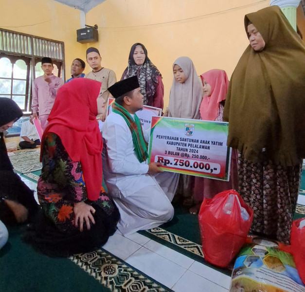 Safari Ramdhan di Kecamatan Kerumutan, Bupati H. Zukri SE Ajak Masyarakat Penghasilan Tinggi Bantu Anak Yatim