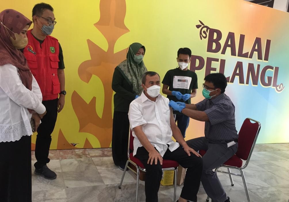 Gubernur Riau Vaksinasi Booster