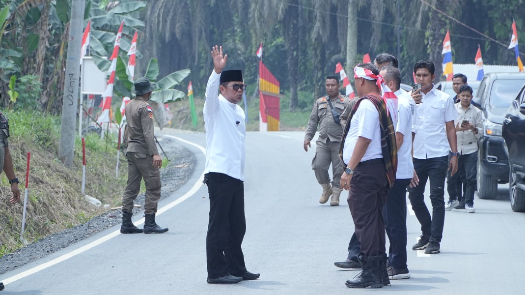 Bupati Zukri Turun Langsung Cek Jalan CSR PT Arara Abadi, 4 Km Kini Mulus