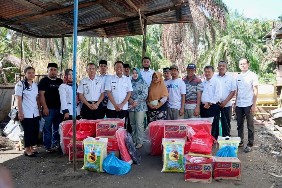Kunjungi Korban Kebarakan di Tanjung Punak, Wabup h Sulaiman Serahkan Bantuan