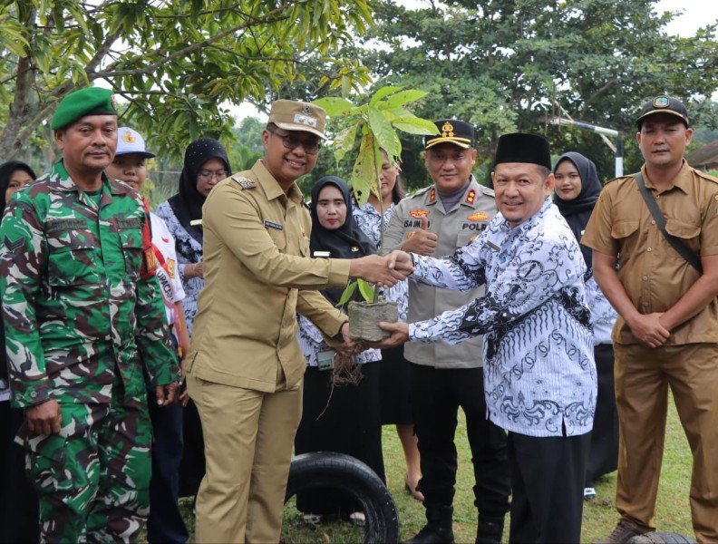 Dukung Program Green Policing, Wabup Rohil Tanam Pohon Di SMPN 6 Tanah Putih
