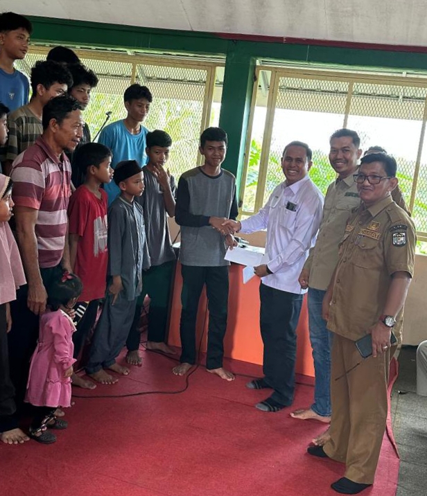 Camat Kerumutan Gandeng PT EMP Energi Riau Berikan Santunan Anak Yatim