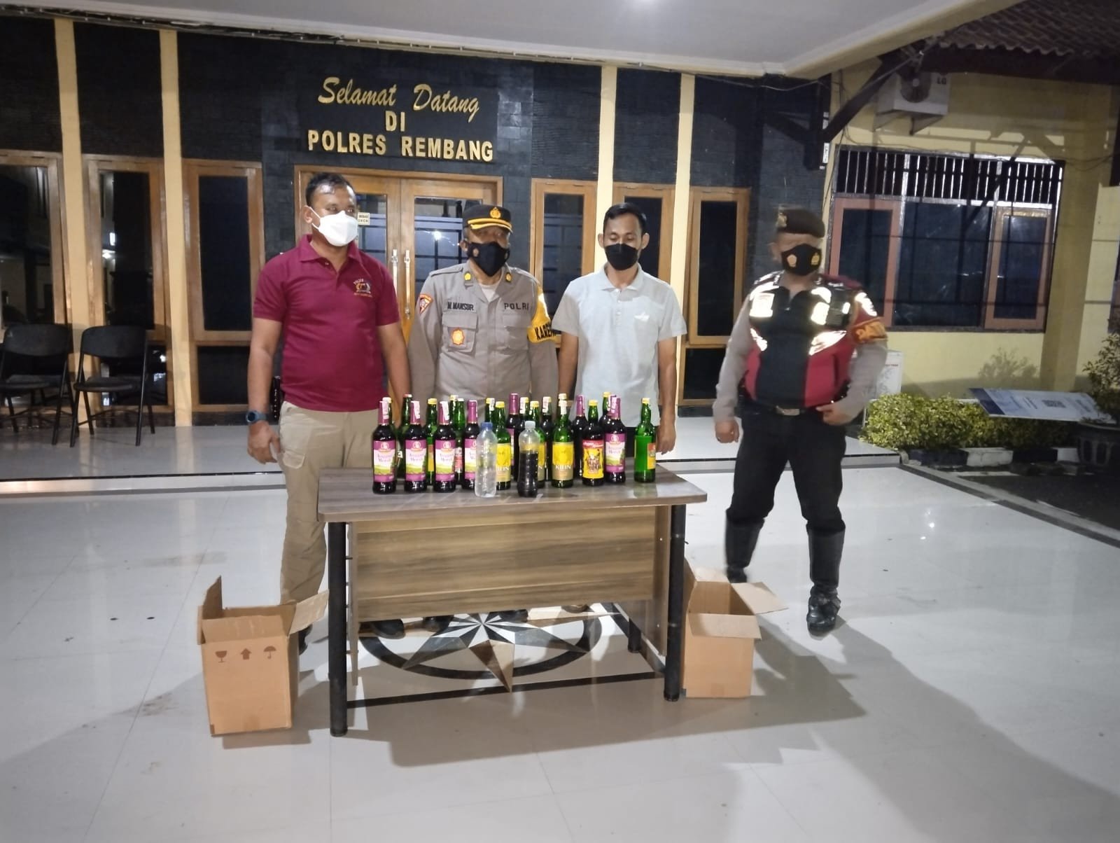Operasi Pekat Bulan Puasa, Polres Rembang Musnahkan Puluhan Botol Miras