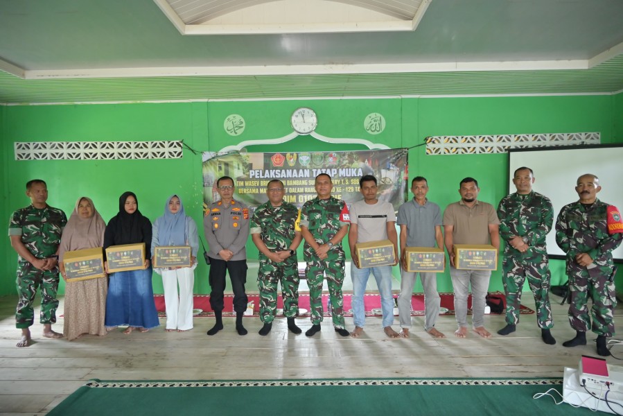 Tim Wasev TMMD Ke-129 Kodim 0102/Pidie Tatap Muka dengan Warga, Salurkan Bantuan Sembako sebagai Wujud Kepedulian TNI