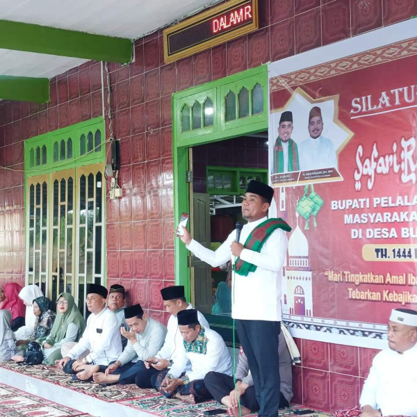 Didampingi Kapolres Pelalawan, Bupati H Zukri Safari Ramadhan di Desa Bukit Gajah