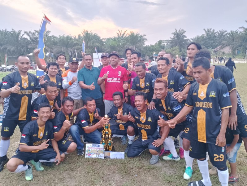 Makmur Legend U-40 FC Raih Juara Turnamen Sepak Bola Apdesi Kerinci Kanan 2025
