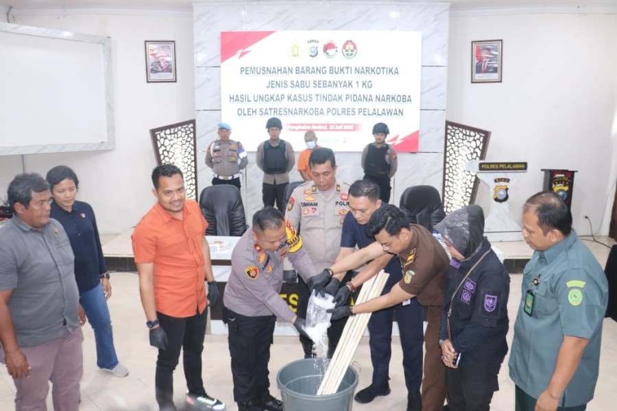 Polres Pelalawan Bersama Forkopimda Lakukan Pemusnahan Barang Bukti Narkotika Jenis Sabu Sebanyak 1 Kg