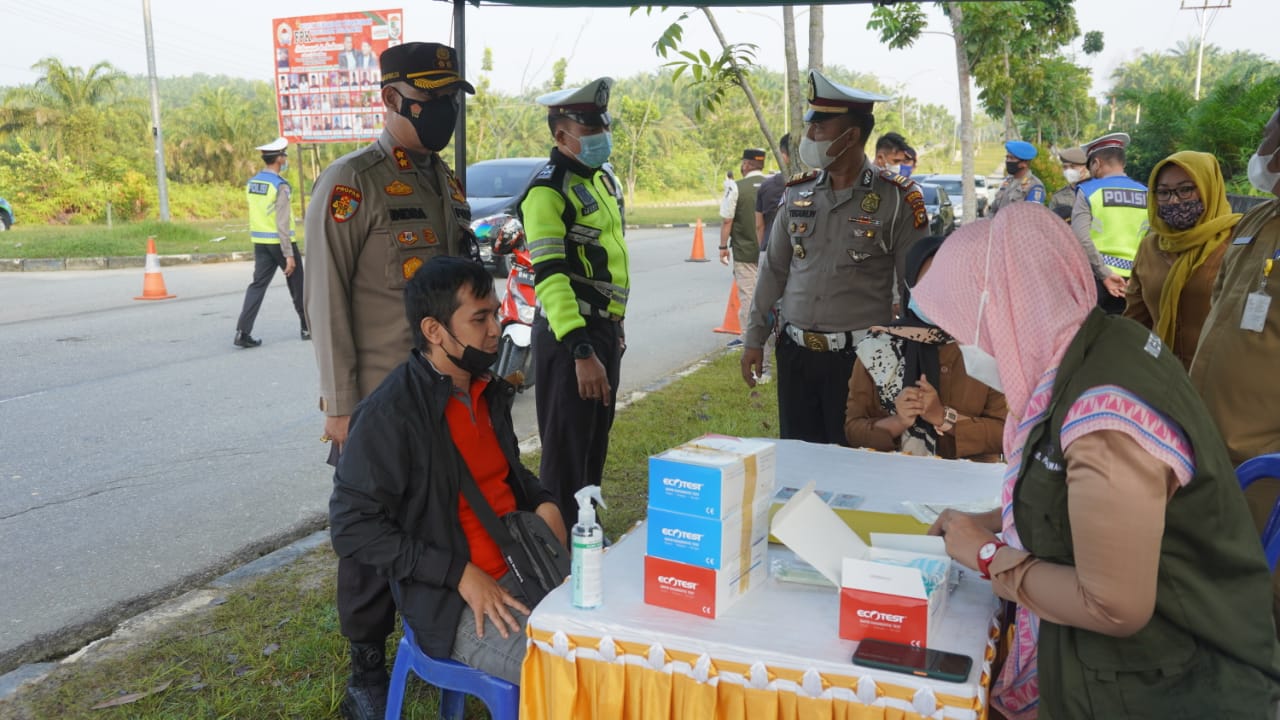 Polres Pelalawan Sekat Pintu Masuk dan Keluar Ibu Kota Kabupaten Pelalawan