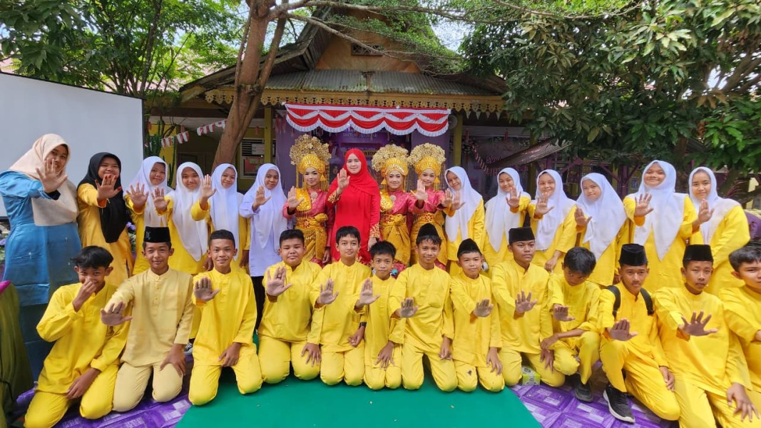 Edukasi Seksual dan Jumat Berkah, Sella Pitaloka Kunjungi Siswa dan Anak Yatim di Pangkalan Kuras