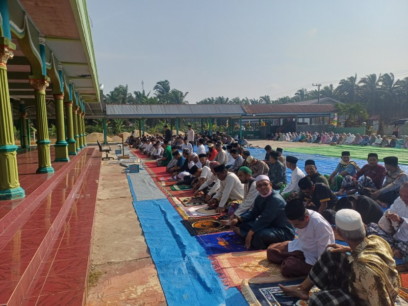 Hadapi Musibah, Pemkab Pelalawan dan Warga Kerumutan Gelar Sholat Istisqo