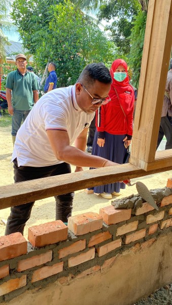 Bupati Zukri Gotong Royong Bedah Rumah di Kelurahan Sei Kijang