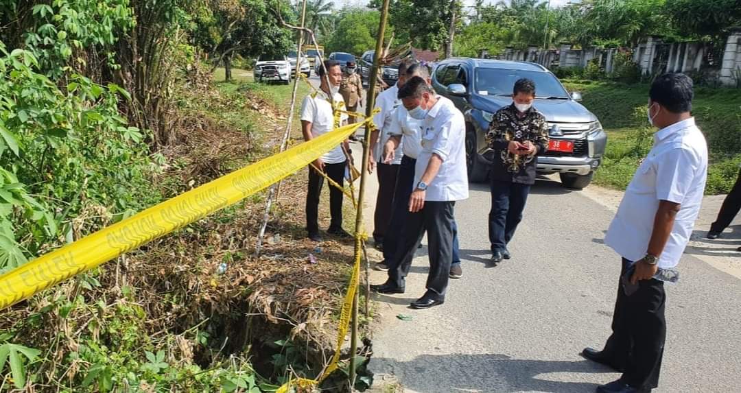 Bupati Rohil Perintahkan PUTR Lakukan Perbaikan 3 Titik Jalan Abrasi di Sedinginan