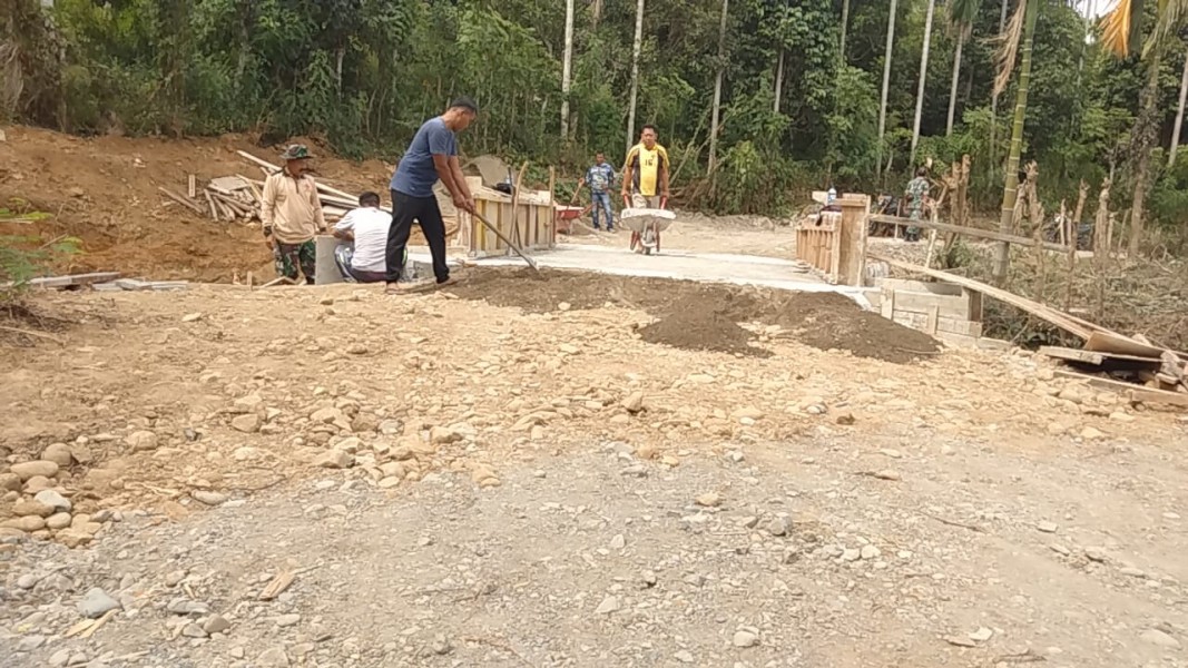 Satgas TMMD ke-129 Kebutan Oprit Jembatan di Lhok Panah