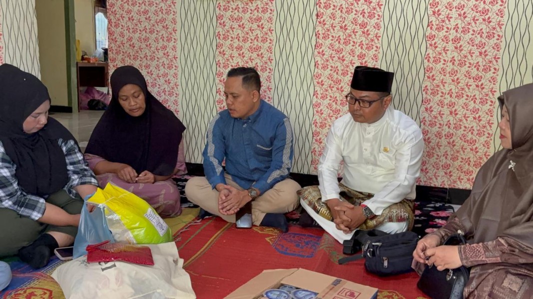 Tim Sahabat Jumat Kunjungi Rumah Anak Yatim Korban Kebakaran di Pangkalan Kerinci