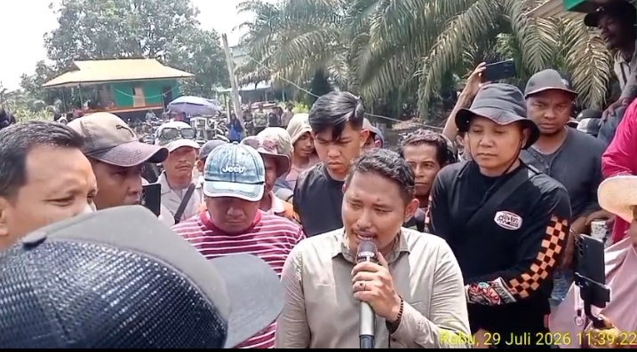 Ribuan Warga Kepung PKS PT THIP, Tuding 28 Tahun Tak Beri Manfaat: Ancam Rebut Hak Jika Tuntutan Diabaikan