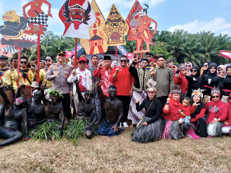 Bupati Pelalawan Buka Karnaval Budaya Nusantara Dalam Rangka HUT RI Ke-79 di Desa Pematang Tinggi