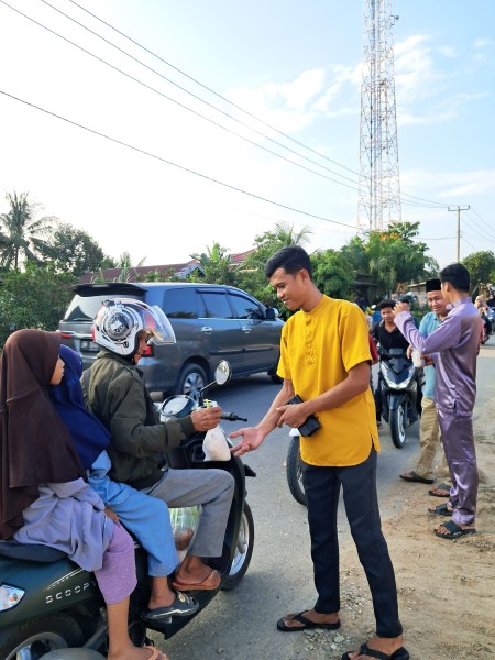 Penghujung Ramadhan, Rumah Surya Keadilan Berbagi Takjil Pengguna Jalan Lintas Bono