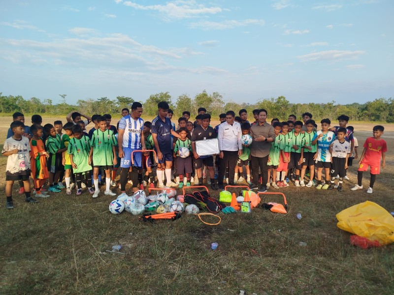 EMP Bentu Limited Fasilitasi Peralatan Latihan untuk Sekolah Sepak Bola Kelurahan Langgam