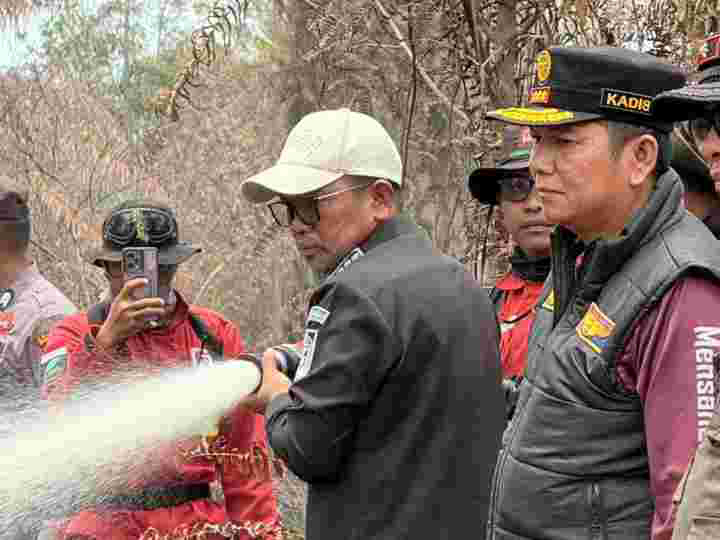 Turun Langsung ke Titik Api, Bupati Zukri Tegaskan Komitmen Pelalawan Tanggulangi Karhutla